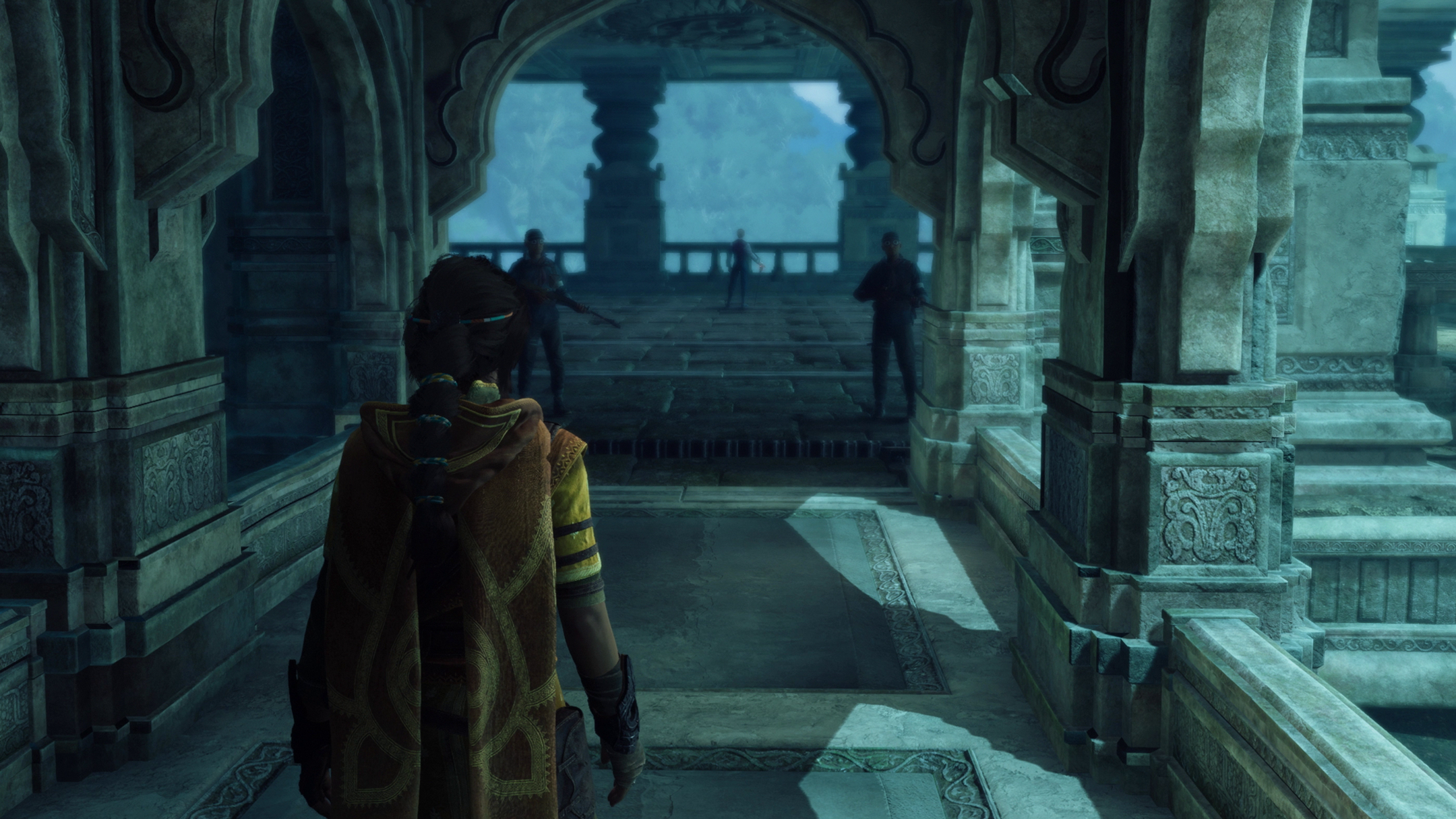 Haroona camina hacia Vincent y sus compinches.